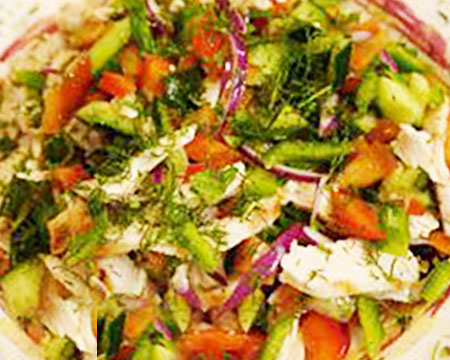 Салат с копченым окорочком и летними овощами