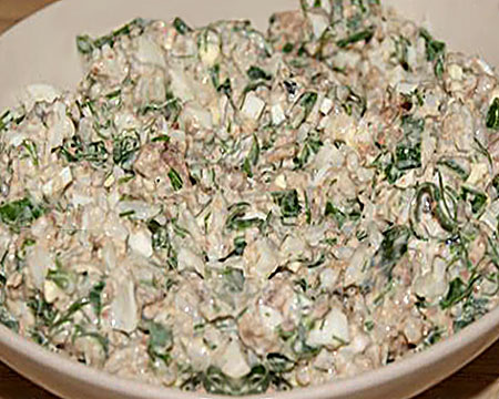 Салат из консервированной сайры с зеленью