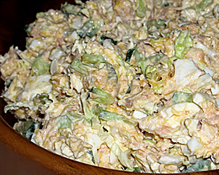 Салат из горбуши с молодой капустой
