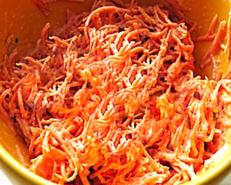 тертая морковь со сметаной