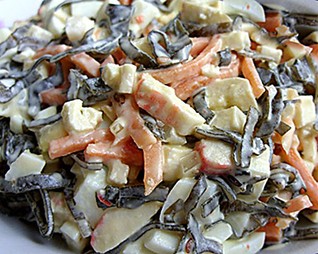 Салат с крабовыми палочками и морской капустой