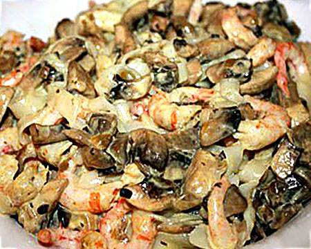 Салат с креветками и жареными грибами