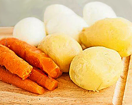 вареные яйца, морковь и картофель