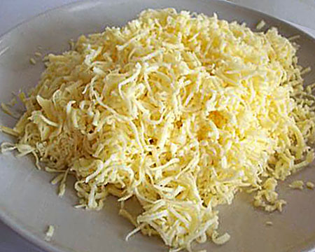 тертый сыр с размятыми яичными желтками