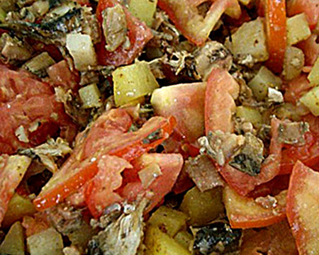 Салат со шпротами и помидорами
