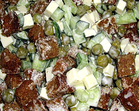 Салат с ржаными сухариками и огурцом